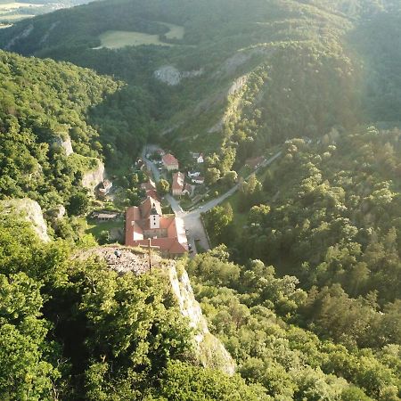 Hotel Obecna Skola Svaty Jan pod Skalou Bagian luar foto