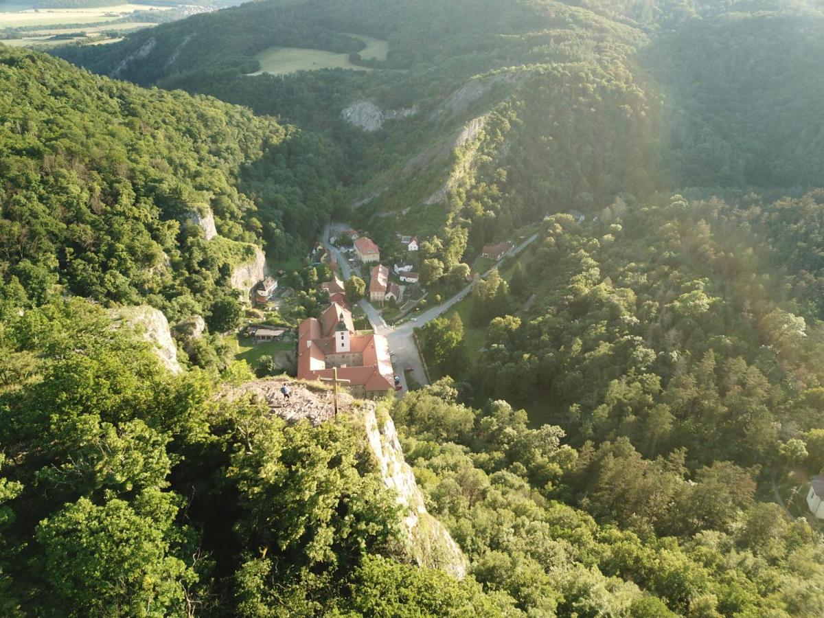 Hotel Obecna Skola Svaty Jan pod Skalou Bagian luar foto