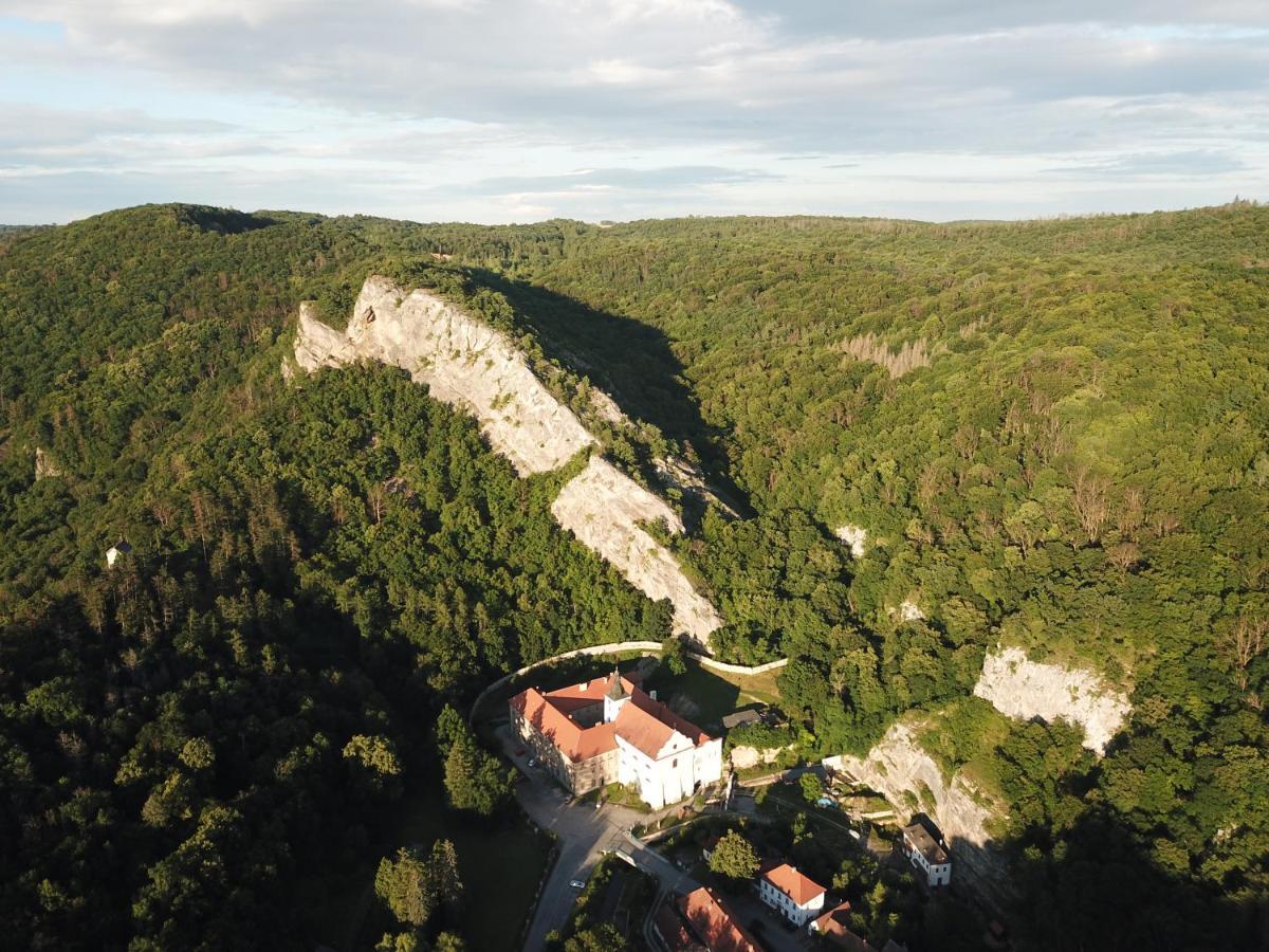 Hotel Obecna Skola Svaty Jan pod Skalou Bagian luar foto