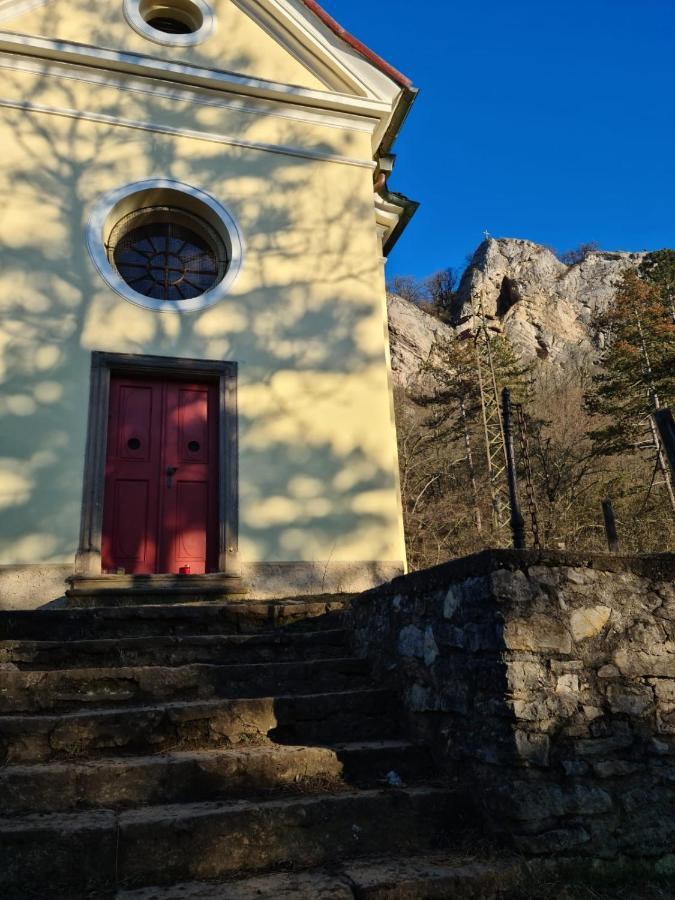 Hotel Obecna Skola Svaty Jan pod Skalou Bagian luar foto