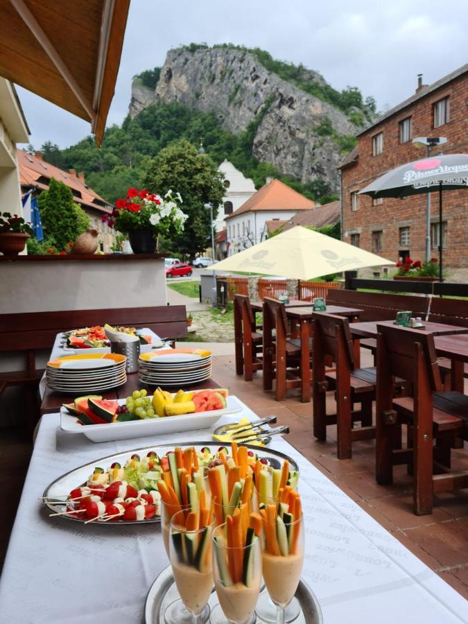 Hotel Obecna Skola Svaty Jan pod Skalou Bagian luar foto