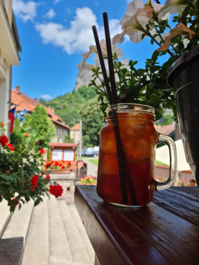 Hotel Obecna Skola Svaty Jan pod Skalou Bagian luar foto