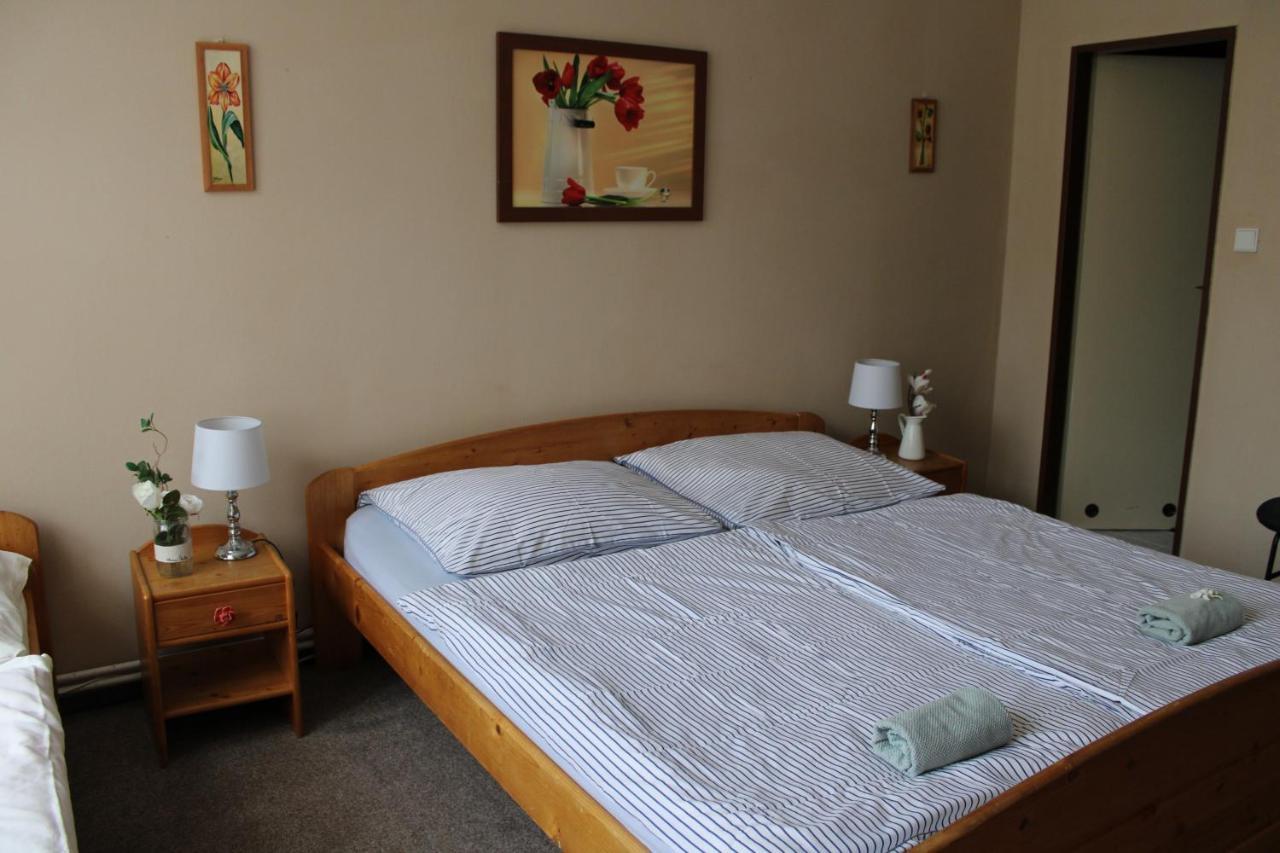Hotel Obecna Skola Svaty Jan pod Skalou Bagian luar foto