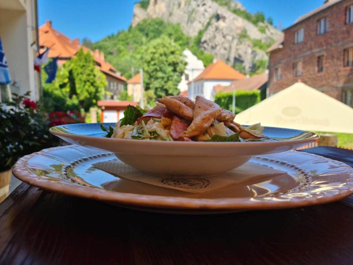 Hotel Obecna Skola Svaty Jan pod Skalou Bagian luar foto