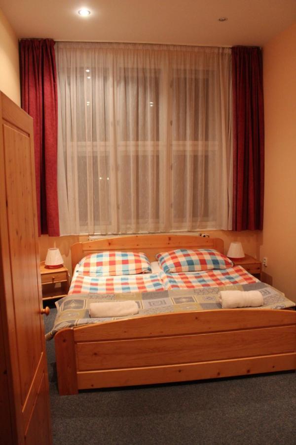 Hotel Obecna Skola Svaty Jan pod Skalou Bagian luar foto