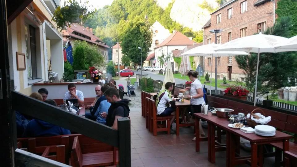 Hotel Obecna Skola Svaty Jan pod Skalou Bagian luar foto