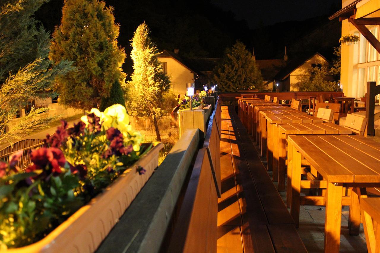 Hotel Obecna Skola Svaty Jan pod Skalou Bagian luar foto