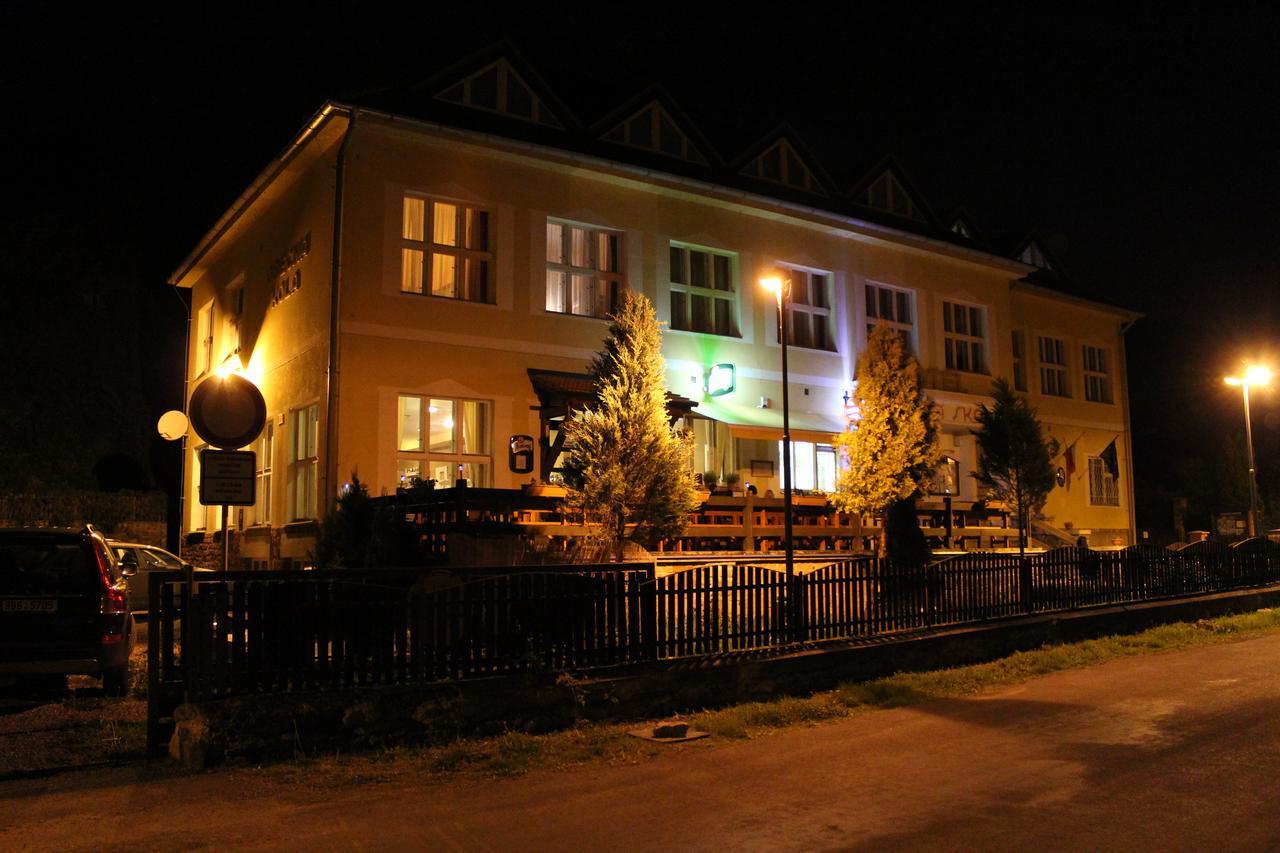 Hotel Obecna Skola Svaty Jan pod Skalou Bagian luar foto