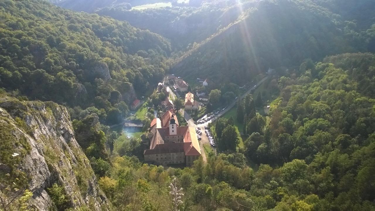 Hotel Obecna Skola Svaty Jan pod Skalou Bagian luar foto